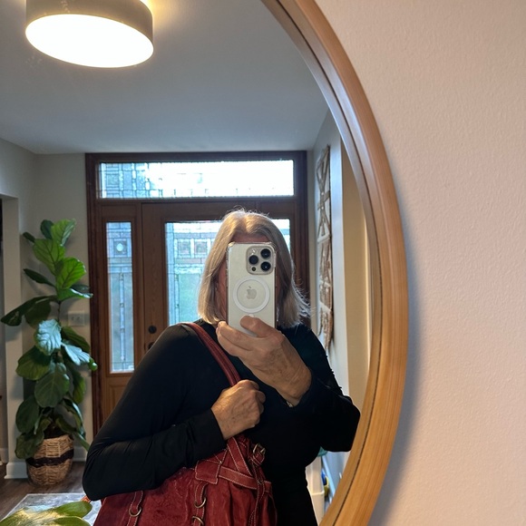 Gorgeous Soft leather large  handbag. Amazing stitching detail/brass accents. - Picture 11 of 11